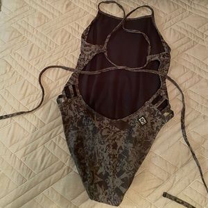 Jolyn tie-back onesie size 30